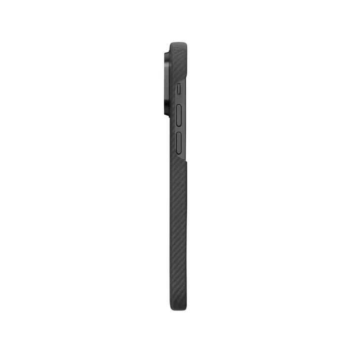 Боковой вид чехла SmartWorld Pitaka для iPhone 14 Pro Max с карбоновым дизайном в черном цвете, показывающий кнопки управления.