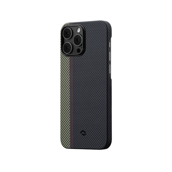 Боковой вид чехла SmartWorld Pitaka для iPhone 14 Pro Max с карбоновым черным дизайном и полосой зелено-желтого оттенка, разделенной красной линией.