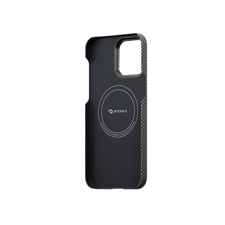 Вид сзади чехла SmartWorld Pitaka для iPhone 14 Pro Max с MagSafe, черный карбоновый дизайн с зеленой полосой.