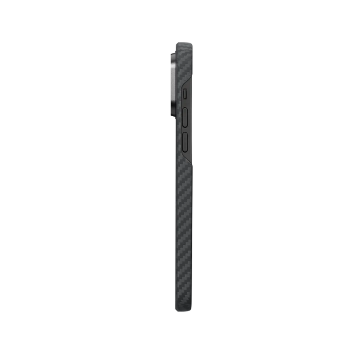 Боковой вид чехла SmartWorld Pitaka для iPhone 14 Pro Max с MagSafe, черный карбоновый дизайн с текстурированной поверхностью.