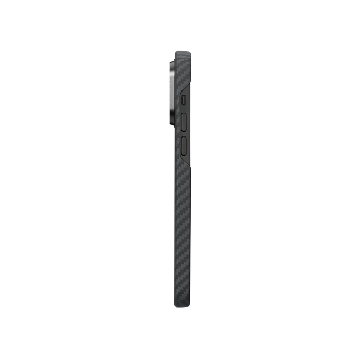 Боковой вид чехла SmartWorld Pitaka для iPhone 14 Pro Max с карбоновой текстурой, демонстрирующий кнопки регулировки громкости.
