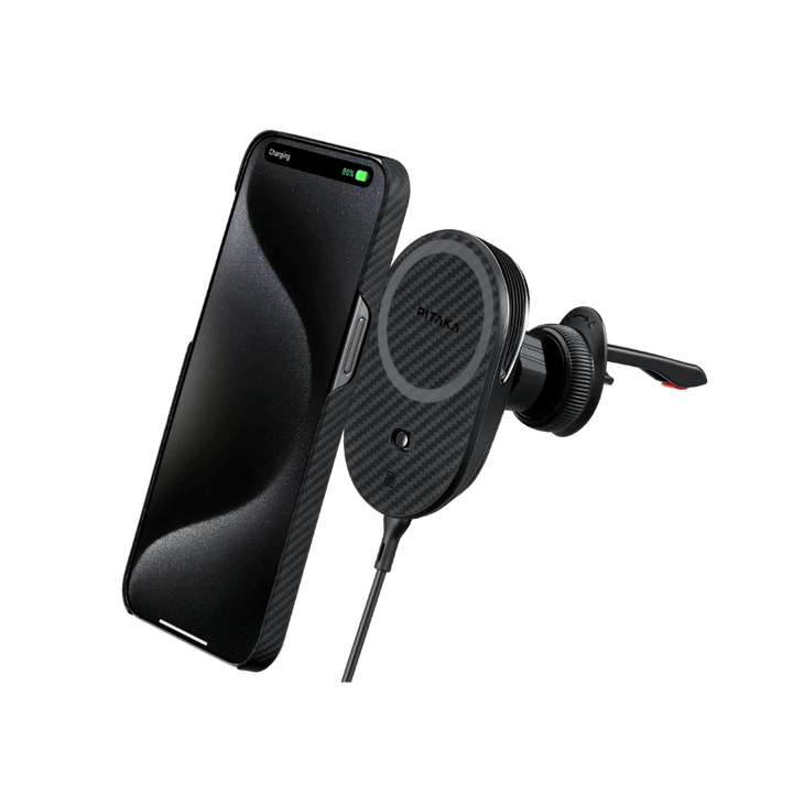 Магнитный держатель Pitaka Car Mount Pro 2 с подключенной беспроводной зарядкой и установленным смартфоном, вид сбоку.
