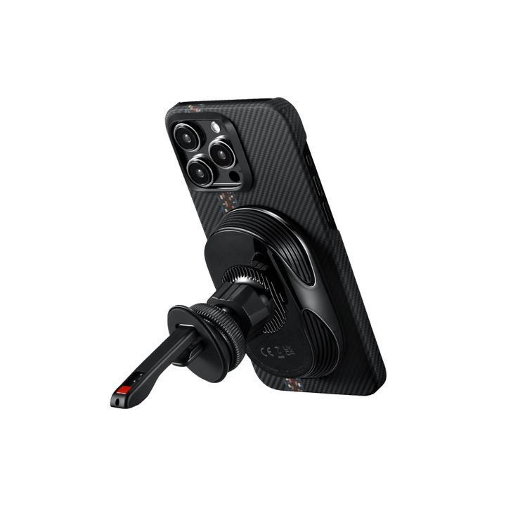 Магнитный держатель Pitaka Car Mount Pro 2 с установленным смартфоном в углеродном корпусе, задний вид.