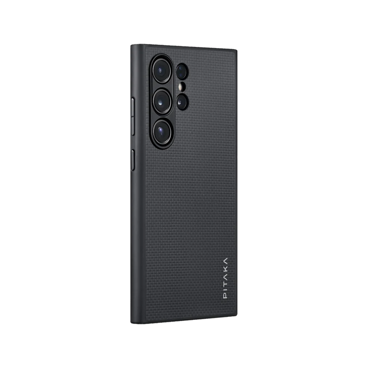 Боковой вид чехла PITAKA PinButton для Samsung Galaxy S24 Ultra с углеродным узором, обеспечивающий защиту и стильный внешний вид.
