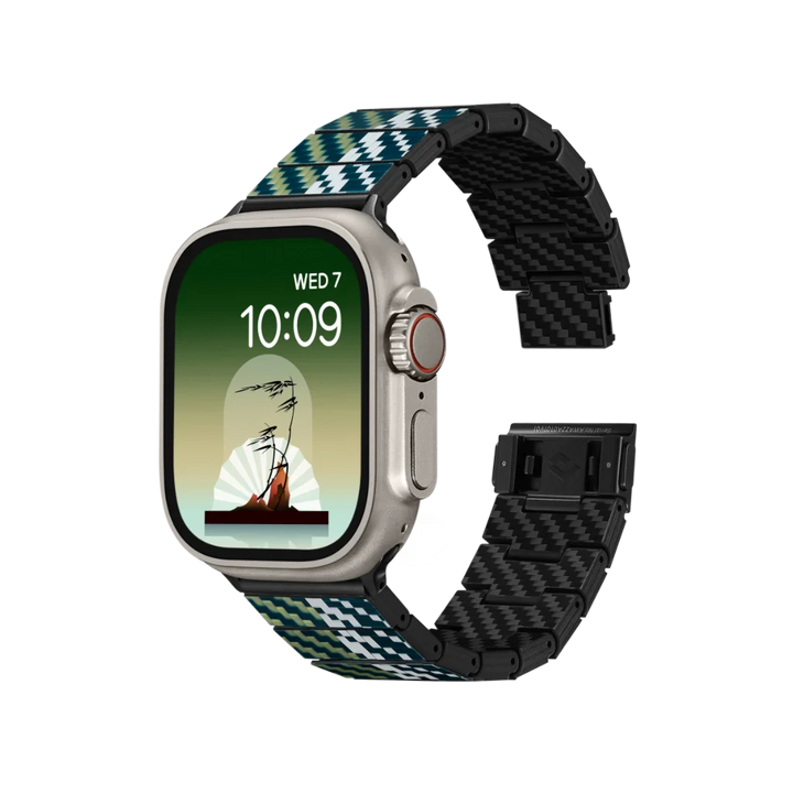 Боковой вид ремешка PITAKA ChromaCarbon для Apple Watch, выполненного из углеродного волокна в цвете Wild. Высококачественный ремешок с оригинальным дизайном.