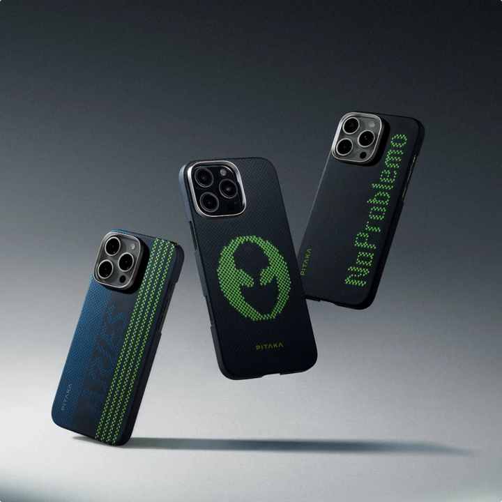 Три чехла Pitaka для iPhone 16 Pro Max с индивидуальными узорами: логотип инопланетянина, надпись "No Problemo" и знак Овна на черном и синем фоне.