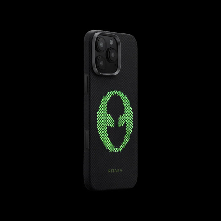 Три чехла Pitaka для iPhone 16 Pro  с разными узорами: зеленый инопланетный логотип, надпись "No Problemo" и знак Овна.