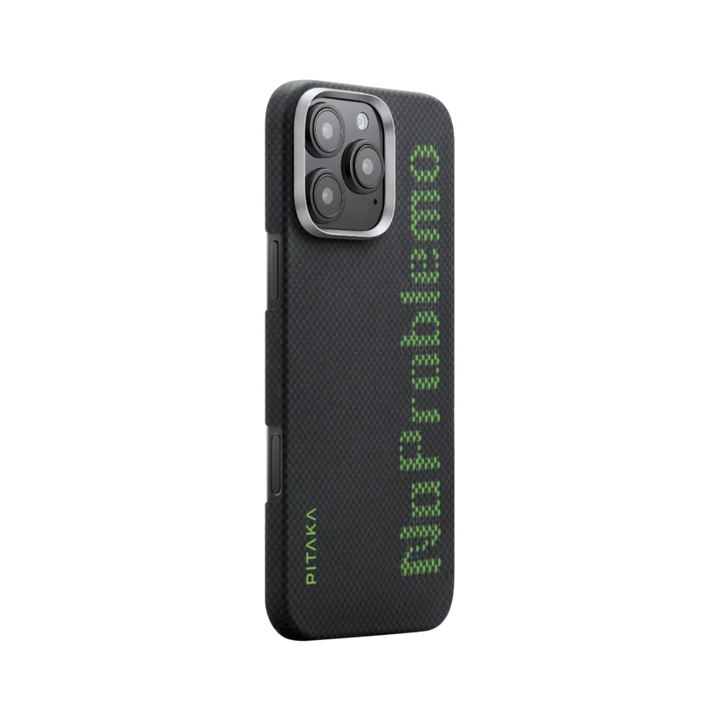 Текстура чехла Pitaka для iPhone 16 Pro Max с надписью "No Problemo" зелеными пикселями.