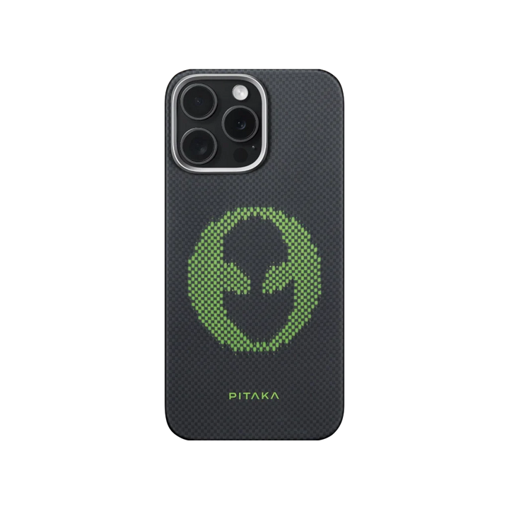 Задняя сторона чехла Pitaka для iPhone 16 Pro с зеленым логотипом инопланетянина.
