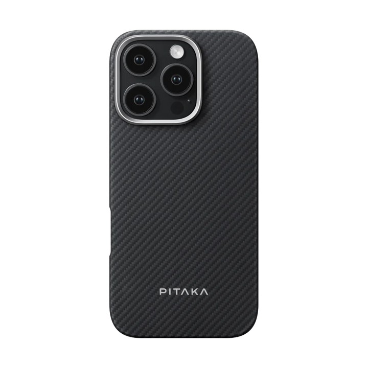 Задняя сторона черного чехла Pitaka для iPhone 16 Pro Max с текстурной поверхностью из арамидового волокна.