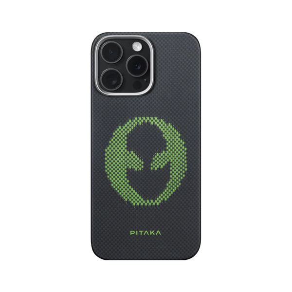 Задняя сторона чехла Pitaka для iPhone 16 Pro Max с зеленым логотипом инопланетянина.