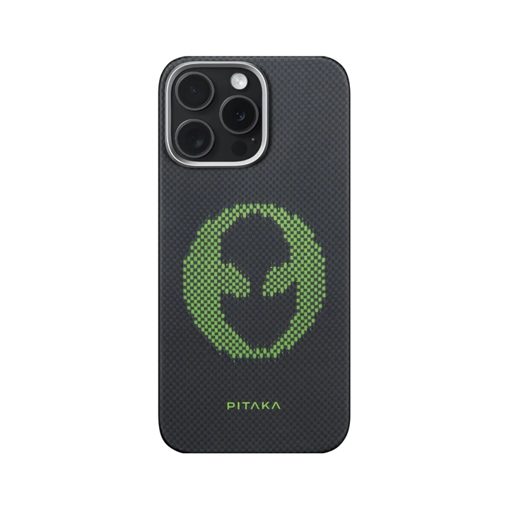 Задняя сторона чехла Pitaka для iPhone 16 Pro Max с зеленым логотипом инопланетянина.
