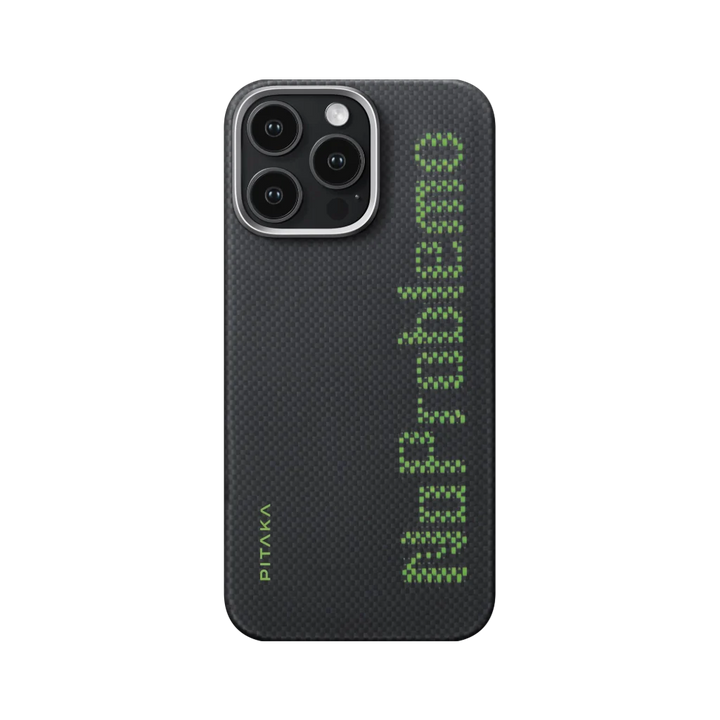 Задняя сторона чехла Pitaka для iPhone 16 Pro Max с зеленой надписью "No Problemo".