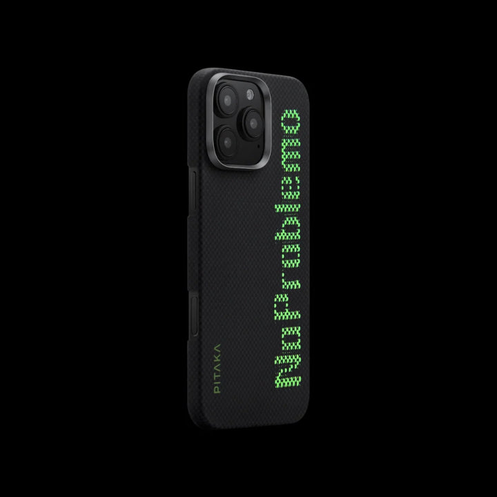 Задняя сторона чехла Pitaka для iPhone 16 Pro с зеленой надписью "No Problemo".