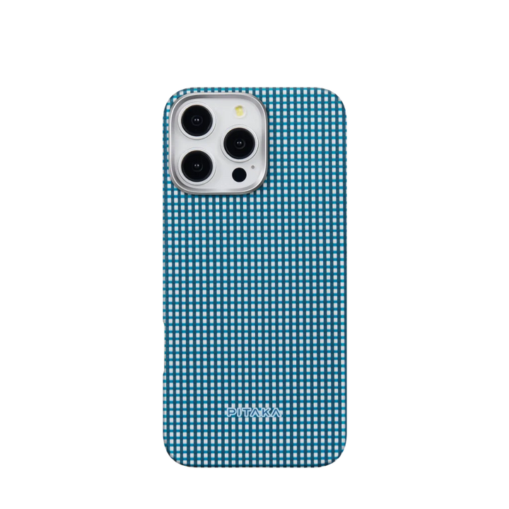 Задняя сторона синего чехла Pitaka для iPhone 16 Pro с текстурой в мелкую сетку.