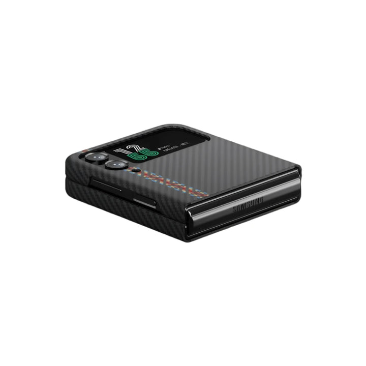 Чехол Smartworld Pitaka из карбона для Samsung Galaxy Z Flip4 с узором, вид в закрытом состоянии, черный с разноцветной полосой.
